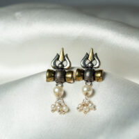 Damru Pearl Studs