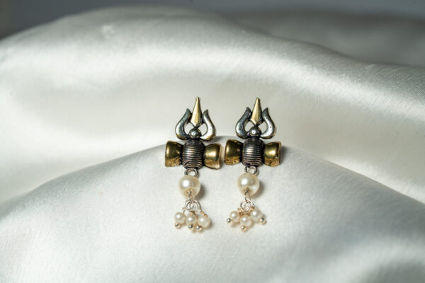 Damru Pearl Studs