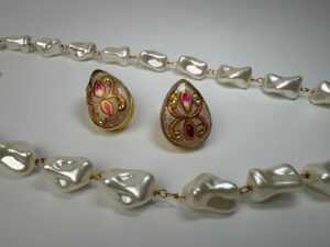 Elegant jewelry set with earrings.