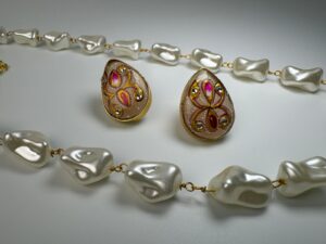 Intricate design on jewelry pieces.